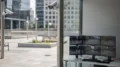 Überwachungskameras an einem öffentlichen Platz mit Monitoren für KI-gestützte Videoüberwachung.